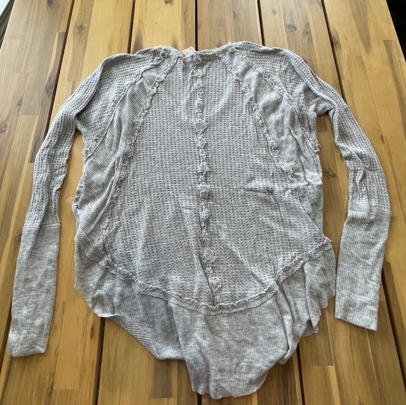 We The Free People Gray Waffle Knit Distressed Long Sleeve Blouse Size Xs - Picture 2 of 3